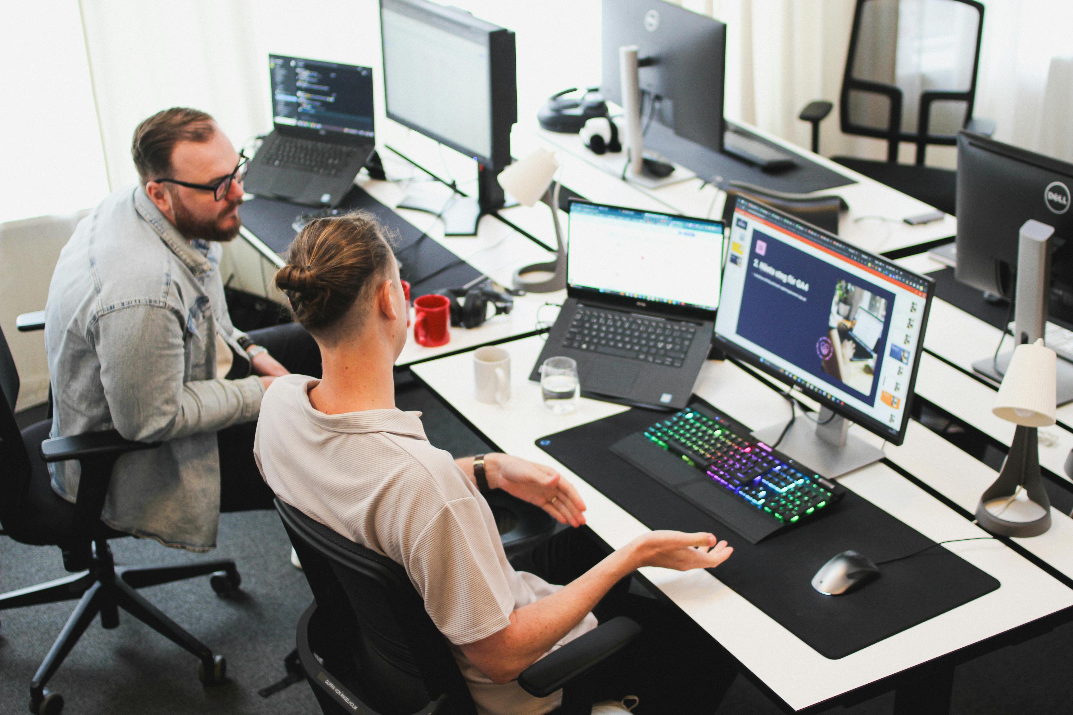 Två webbanalytiker arbetar vid datorn